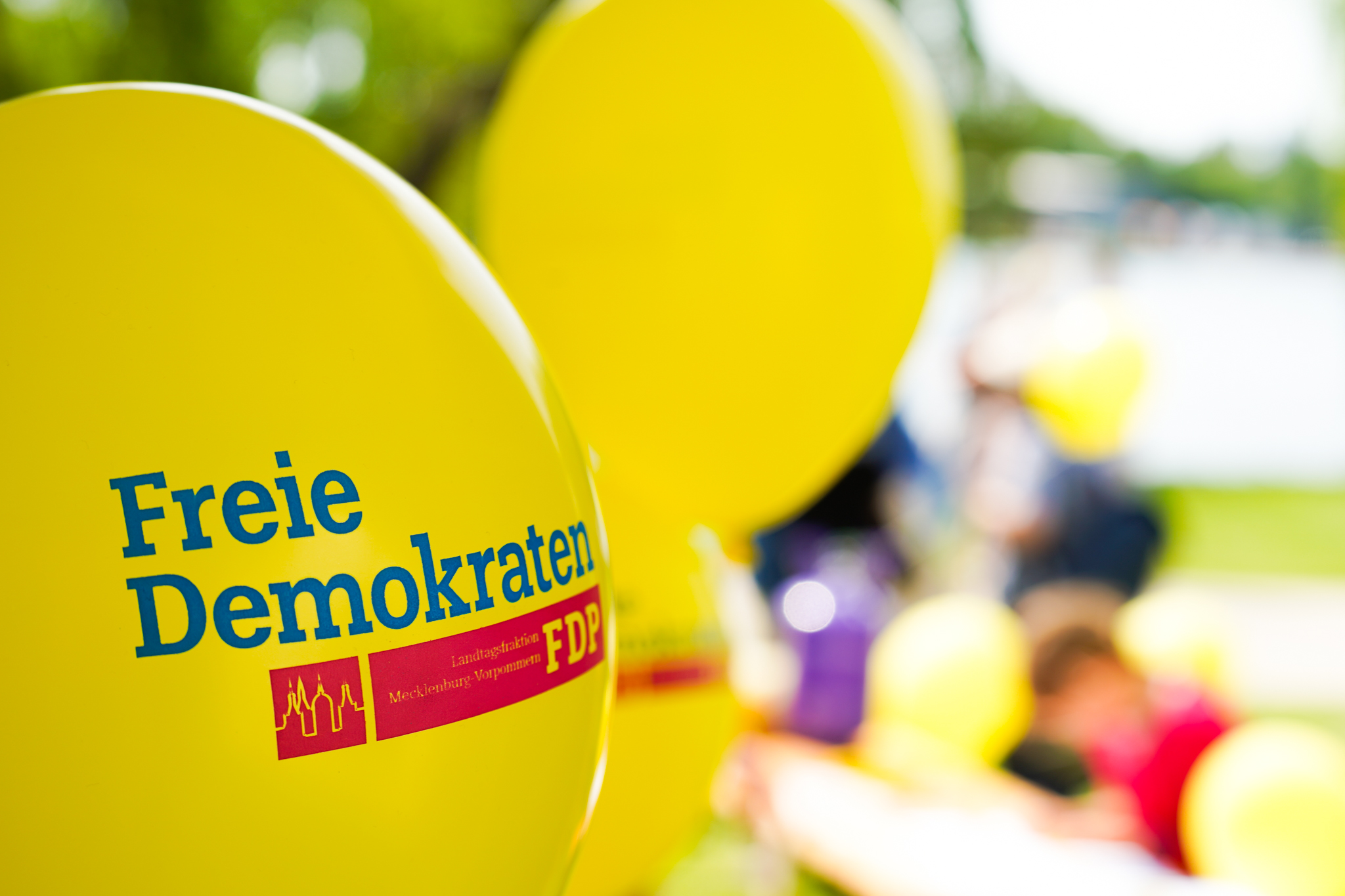 Gelbe Luftballons mit &quot;Freie Demokraten&quot;-Logo